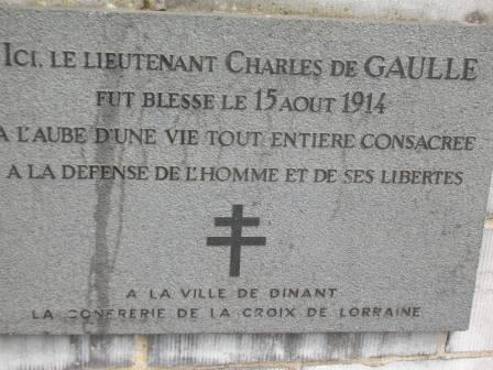 Dinant - plaque commémorative du lieutenant de Gaulle - 31.6 ko