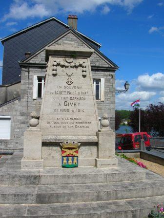 Givet - monument du 148e R.I. qui a combattu à Dinant - 32.2 ko