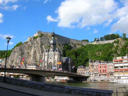 Dinant - vue vers la citadelle - 33.5 ko