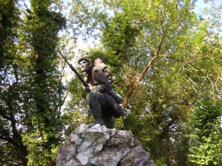 Dinant - monument français - 46.9 ko