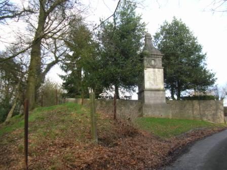 Carnières - Monument du cimetière militaire - 34.4 ko