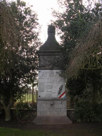 Carnières - monument du cimetière militaire - 33.7 ko