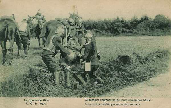 Cuirassier français secouru par ses camarades - 32 ko