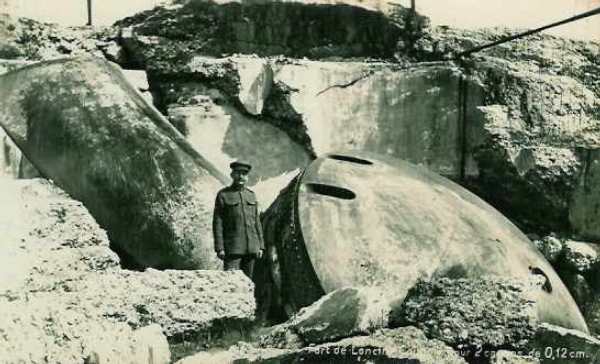 Le fort de Loncin après bombardement - 36.3 ko
