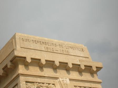 Détail du monument de Friscati - 15.3 ko