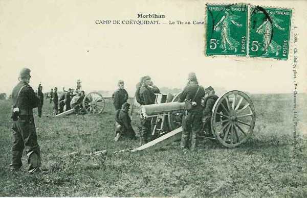 Canon de 75 à son recul maximal. Le frein hydraulique absorbe le coup et le canon garde sa position - 32.9 ko