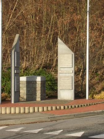 Roselies : monument aux Français - 33.8 ko