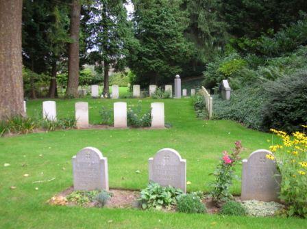 Saint-Symphorien : tombes allemandes et anglaises - 36 ko