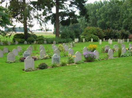 Saint-Symphorien : tombes allemandes et anglaises - 33.3 ko