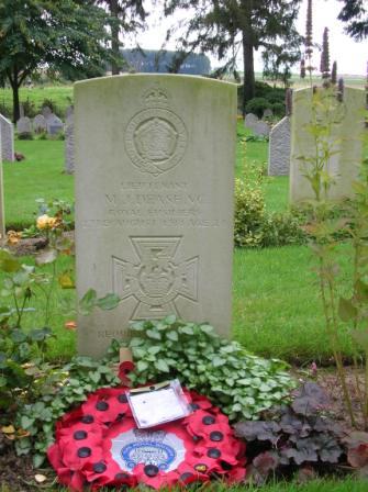 Saint-Symphorien : stèle du lieutenant Dease, décoré de la Victoria Cross - 35.4 ko