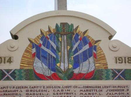 Villeroy - monument du cimetière (détail) - 26 ko