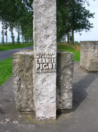 Villeroy - monument de Charles Péguy - 32.8 ko